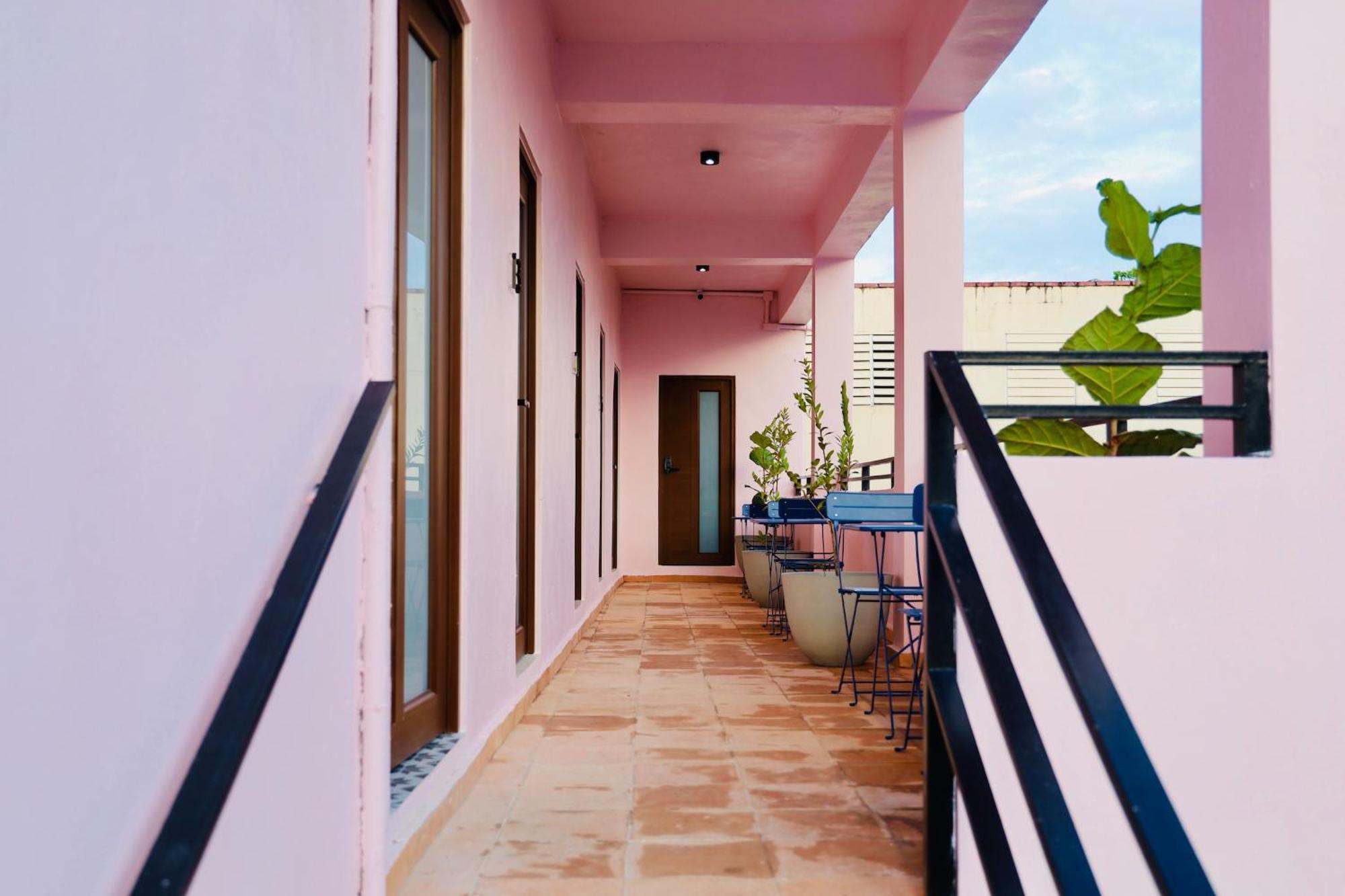 8 Colorful Crash Pad Near Cerra Art *