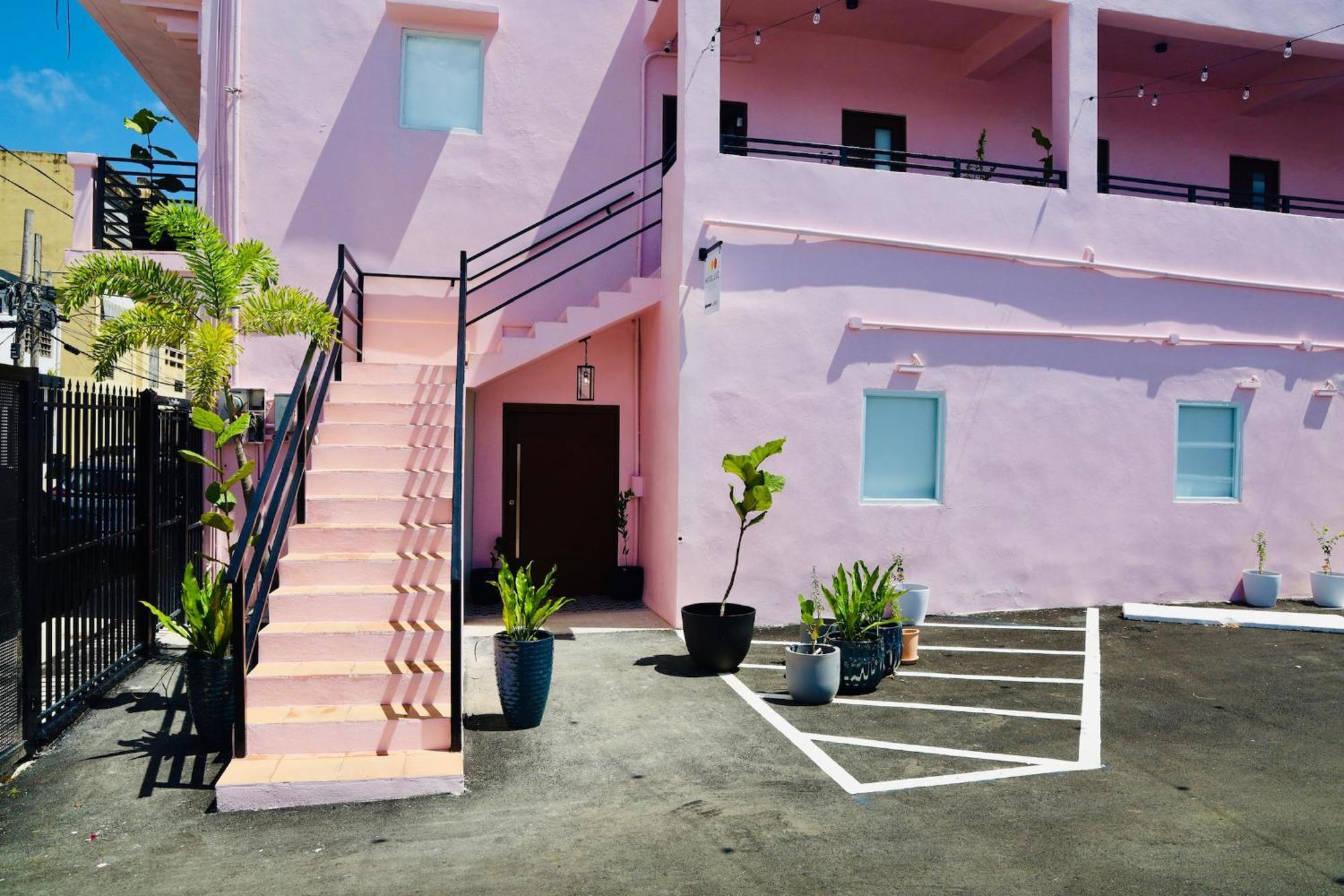 8 Colorful Crash Pad Near Cerra Art *