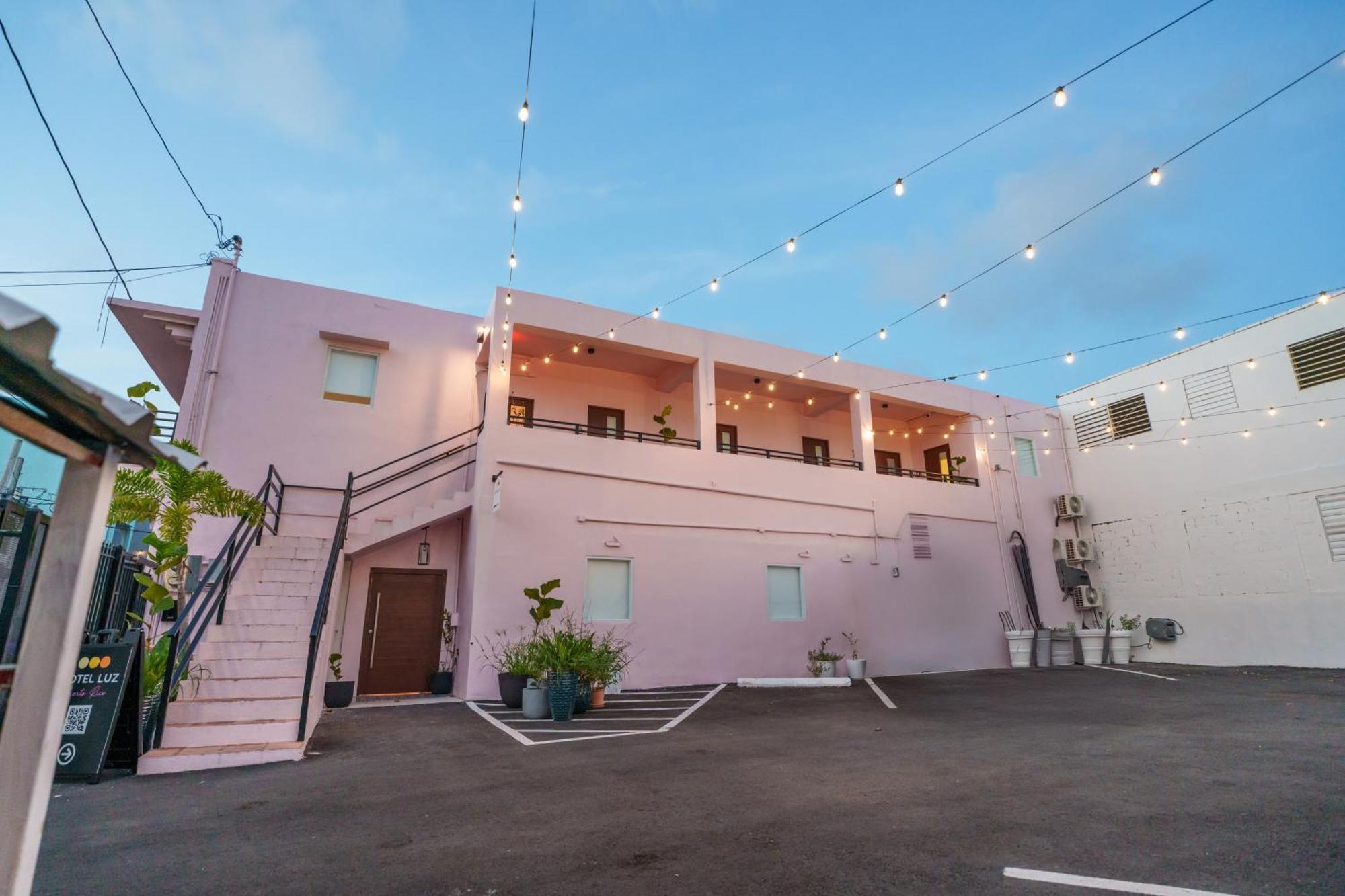 Hotel 8 Colorful Crash Pad Near Cerra Art