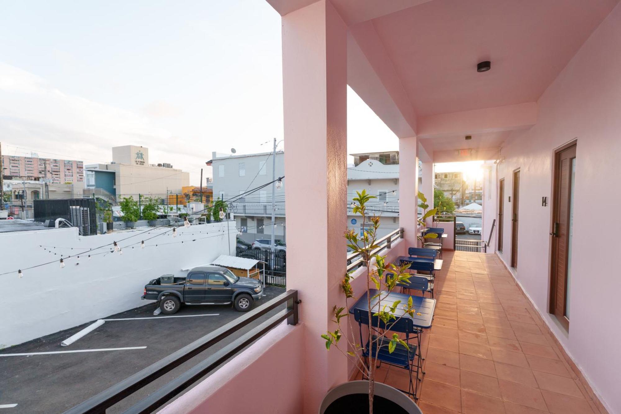 Hotel 8 Colorful Crash Pad Near Cerra Art